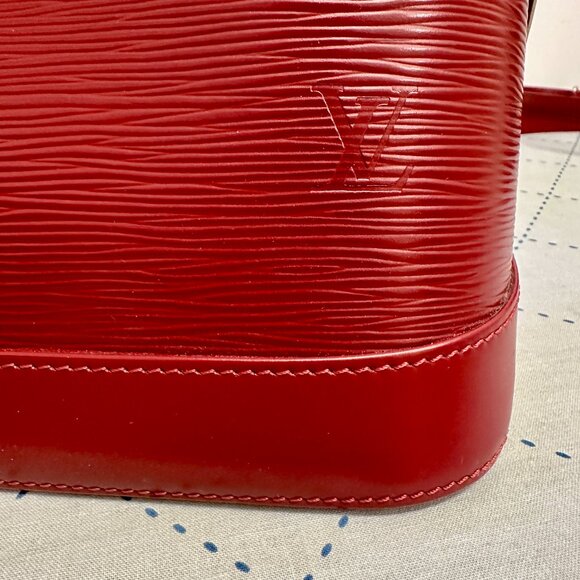 Timeless LV Alma GM in Rubis Red - Picture 10 of 12